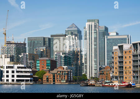 Gebäude in Canary Wharf, Docklands, East London Großbritannien, von Millwall Dock Stockfoto