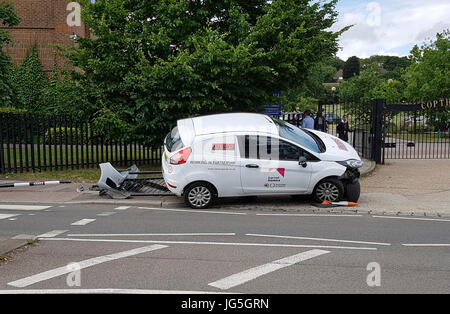 Van stürzt außerhalb London der Schule Stockfoto