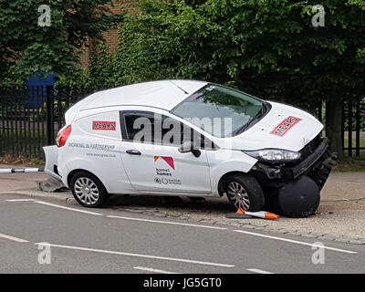 Van stürzt außerhalb London der Schule Stockfoto