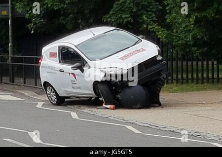 Van stürzt außerhalb London der Schule Stockfoto