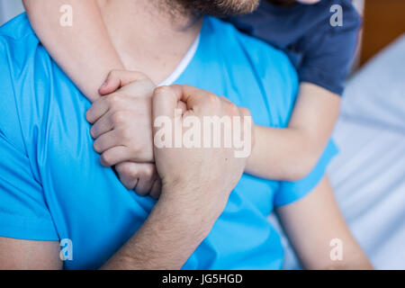 Zugeschnittenen Schuss von Sohn umarmt kranken Vater, Vater und Sohn im Krankenhaus Stockfoto