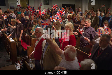 Ein Proms Extravaganza einschließlich gesehen hier eine stürmische Darbietung von Land of Hope und Herrlichkeit 2017 um Gelder für die Stadt Reeve von Bungay Appell im Namen Ditchingham Mens Schuppen Projekt. Die Proms fanden in Str. Marys Kirche statt. Bungay, Suffolk, England, 1. Juli 2017. Die Stadt Reeve, Mary Sprake, hier in rot in der Mitte des Fotos zu sehen sagte, es sei wichtig, dass Männer (und Frauen), die in Rente gegangen oder aufgehört zu arbeiten haben eine Pupose im Leben und dieser non-Profit-Organisation vereint gleich gesinnte Männer, die ihre Fähigkeiten und Ideen, einen Freundeskreis aufbauen und gesünder als ein Stockfoto