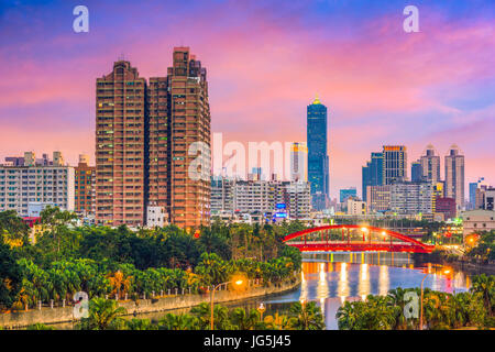 Kaohsiung, Taiwan Innenstadt Skyline auf Love River. Stockfoto