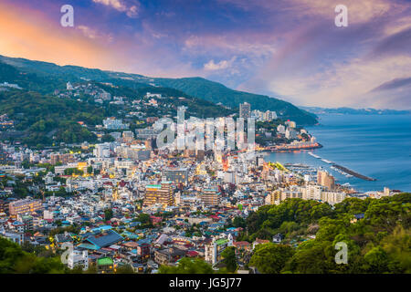 Atami City, Japan Skyline in der Abenddämmerung. Stockfoto