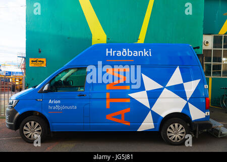 Mobile ATM Fahrzeug geparkt an einem geeigneten Ort für die öffentliche Nutzung Stockfoto