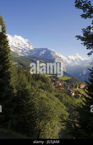 Wengen Dorf über dem Lauterbrunnental mit den Bergen von Silberhorn, Schwarzmönch und Breithorn jenseits: Berner Oberland, Schweiz Stockfoto