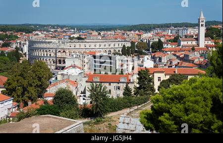 Blick auf Stadt und römische Amphitheater, Pula, Istrien, Kroatien Stockfoto