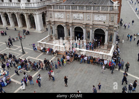 Touristen in einer Schlange stehen Markusplatz Campanile, Venedig, Italien Stockfoto