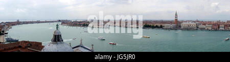 Panoramablick über Venedig von San Giorgio Maggiore Insel mit Palazzo Ducale, Biblioteca Nazionale Marciana und die Kuppel der Chiesa Di San Giorgio Mag Stockfoto