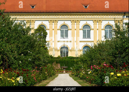 Bunte Blumenbeete vor Schloss Fassade, Hof, Schlossgarten, Schloss Dachau, Dachau, Bayern, Oberbayern Stockfoto