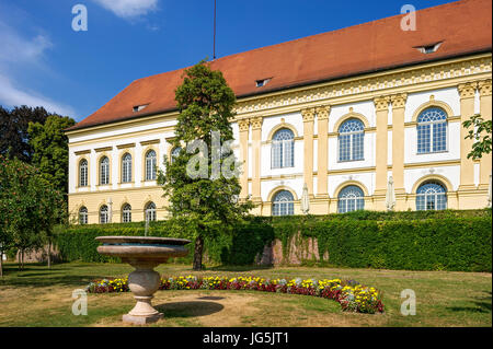 Kleine Fontäne vor Schloss Fassade, Hof, Schlossgarten, Schloss Dachau, Dachau, Upper Bavaria, Bavaria, Germany Stockfoto