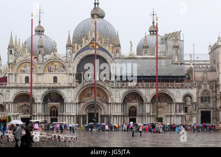 St.-Markus Basilika und Markusplatz entfernt an einem regnerischen Tag, Venedig, Italien Stockfoto