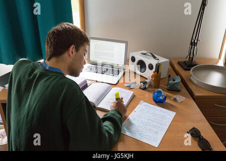 Uni-Student Überarbeitung für Prüfungen in seinem Zimmer, Queens College der Universität Cambridge, Cambridge England UK Stockfoto