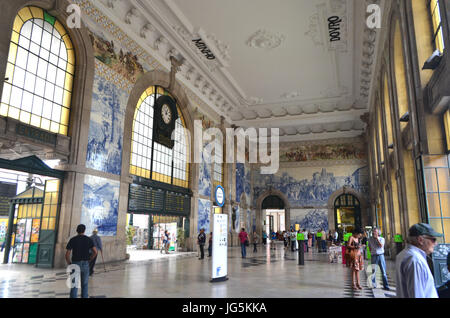 Blaue Kacheln geschmückt Vestibül im Inneren Bahnhof São Bento in Porto, Portugal Stockfoto