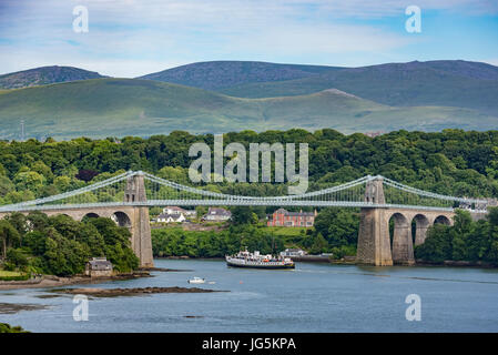 Menai Srtaits Brücke MV Balmoral Stockfoto