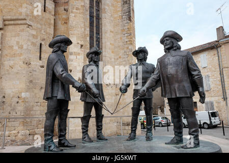 D ' Artagnan und die drei Musketiere vor der Kathedrale St-Pierre in Kondom. Stockfoto