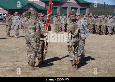 Arizona Army National Guard Oberstleutnant Chad M. Abts akzeptiert das 1120 Transport-Bataillon Farben während der 1120th Änderung der Befehl Zeremonie 15. Juni 2017 am Camp Navajo in Bellemont, ARIZ Abts, deren vorherige Zuordnung Operationsoffizier für die Arizona Training Center Reservierung war, übernahm das Kommando der 1120th von Oberstleutnant Margaret E. Bielenberg. (Foto: Staff Sgt Brian A. Barbour Arizona Army National Guard) Stockfoto