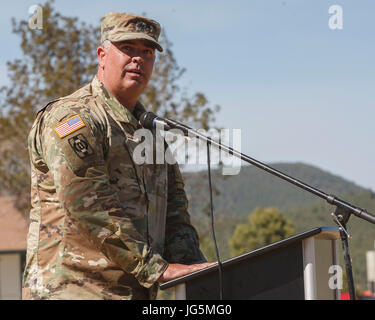 Arizona Army National Guard Oberstleutnant Chad M. Abts, eingehende Kommandeurkreuz der 1120 Transport-Bataillon, befasst sich mit eine Gruppe von Familie, Freunden und Kollegen Soldaten während seiner Änderung der Befehl Zeremonie 15. Juni 2017 am Camp Navajo in Bellemont, ARIZ Abts, deren vorherige Zuordnung Operationsoffizier für die Arizona Training Center Reservierung war, übernahm das Kommando der 1120th von Oberstleutnant Margaret E. Bielenberg. (Foto: Staff Sgt Brian A. Barbour Arizona Army National Guard) Stockfoto