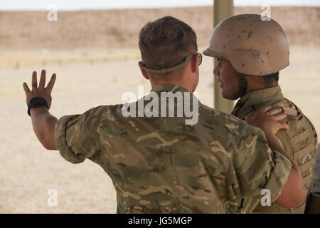 Britische Trainer CPL Shaun, eingesetzt zur Unterstützung kombiniert Joint Task Force-Betrieb innewohnende lösen und zugewiesen 4. Bataillon Highlanders, Royal Regiment of Scotland, weist ein irakischer Soldat in Treffsicherheit Ausbildung bei Camp Al Asad, Irak, 20. Juni 2017. Dieses Training ist entscheidend für die Aktivierung der lokalen Sicherheitskräfte, ihre Heimat von ISIS zu befreien. CJTF-OIR ist der globalen Koalition gegen ISIS im Irak und in Syrien.  (Foto: U.S. Army Spc. Cole Erickson) Stockfoto