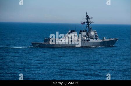 170627-N-QI061-259-Atlantik (27. Juni 2017) geführte Flugkörper Zerstörer USS Winston S. Churchill (DDG-81)-Transite des Atlantischen Ozeans. Churchill führt ein Bi-lateralen Gruppe Segel als Teil von Kanada 150-Jahr-Feier im Gange. (Foto: U.S. Navy Mass Communication Specialist 3. Klasse Nathan T. Beard) Stockfoto