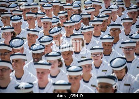 170629-N-ZA585-061 ANNAPOLIS, MD. (29. Juni 2017) Incoming Plebes beteiligen sich an den Eid Büro Zeremonie, während Einführungstag 2017 (I-Tag). Einführungstag ist der Beginn der Plebs Sommer, sechs Wochen der Ausbildung sollen die Schüler aus zivilen Militärleben Übergang. (Foto: U.S. Navy Mass Communication Specialist 1. Klasse Patrick Enright/freigegeben) Stockfoto