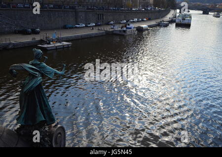 Bronze-Statue einer Frau mit Fackeln auf Cechuv Brücke über die Moldau in Prag, Tschechische Republik Stockfoto