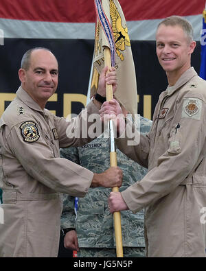 Von rechts übergibt Major General Charles S. Corcoran, ausgehende 380. Expeditionary Air Commander 380 AEW Guidon an Generalleutnant Jeffrey L. Harrigian, US Air Forces Central Command Kommandeur während einer Änderung der Befehl Zeremonie 1. Juli 2017, an einem unbekannten Ort im Südwesten Asien. Änderung der Befehl Zeremonien, die leisten Truppen einer Einführung in ihren neuen Kommandanten, stammen aus dem Friedrich der große von Preußen. (US Air Force Photo by Senior Airman Preston Webb) Stockfoto