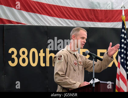 Major General Derek C. France, eingehende 380. Expeditionary Air Commander, spricht zum Flieger bei einem Befehl Zeremonie 1. Juli 2017, an einem unbekannten Ort im Südwesten Asien. Frankreich kommt das Gerät nach dienen als senior Executive Officer, der stellvertretende Chef des Stabes der Luftwaffe, General Stephen W. "Seve" Wilson, im Pentagon, Washington, District Of Columbia. (Foto: U.S. Air Force Senior Airman Preston Webb) Stockfoto