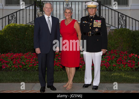 Von links: Staatssekretär James N. Mattis, Department of Defense, D'Arcy Neller und Kommandant des Marine Corps General Robert B. Neller posieren für ein Foto vor einem Abend-Parade am Marine Barracks Washington, Washington, D.C., 30. Juni 2017. Neller veranstaltete die Parade und Mattis war der Ehrengast. (Foto: U.S. Marine Corps CPL Samantha K. Braun) Stockfoto