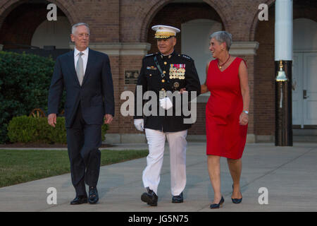 Von links: Staatssekretär James N. Mattis, Department of Defense, Kommandant des Marinekorps General Robert B. Neller und D'Arcy Neller Fuß Zentrum zu Fuß während einer Abend-Parade am Marine Barracks Washington, Washington, D.C., 30. Juni 2017. Neller veranstaltete die Parade und Mattis war der Ehrengast. (Foto: U.S. Marine Corps CPL Samantha K. Braun) Stockfoto