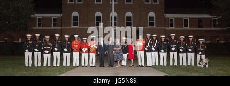 Der Marine Corps Commandant veranstaltet eine Abendparade in den Marine Barracks Washington, bei der der Verteidigungsminister als Ehrengast die zeremonielle Operation beobachtet. Stockfoto