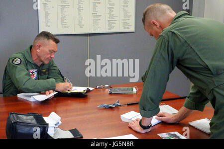 Generalleutnant Jon Davis hört die Aktion kurz vor dem Flug unter der Leitung von Oberst John Rahe im Marine Corps Air Station Cherry Point, North Carolina, 30. Juni 2017. Davis trat das Marine Corps im Mai 1980 und wurde von zertifizierten Pilot auf der Harrier AV-8A im September 1982. Davis ist der stellvertretende Kommandant für die Luftfahrt. Rahe ist der Assistent-Flügel-Kommandant der 2. Marine Aircraft Wing. (Foto: U.S. Marine Corps Lance Cpl. Justin Roux / veröffentlicht) Stockfoto