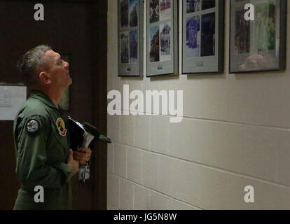 Generalleutnant Jon Davis, befasst sich mit den Fotos von früheren pilot Instruktoren, Marine Attack Training Squadron 203 im Marine Corps Air Station Cherry Point, North Carolina, 30. Juni 2017 zugewiesen. Davis wurde im Oktober 1982 VMAT-203 zugewiesen, und vervollständigte seine Ausbildung auf der AV-8A Harrier im Jahr 1983. Davis war ein Fluglehrer im Jahr 1985 nach der Bereitstellung von an Bord der USS Inchon (LPH-12). Davis ist der stellvertretende Kommandant für die Luftfahrt. VMAT-203 ist Marine Aircraft Gruppe 14, 2. Marine Aircraft Wing zugeordnet. (Foto: U.S. Marine Corps Lance Cpl. Justin Roux / veröffentlicht) Stockfoto