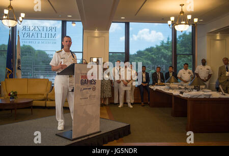 CHICAGO (1. Juli 2017) - Chef der Naval Operations Admiral John M. Richardson, spricht an der 2017 Krieger Spiele Rezeption vom Pritzker Military Museum und Bibliothek. Die DoD-Krieger-Spiele sind ein jährliches Ereignis, so dass die Verwundeten, Kranken und verletzten Soldat innen und Veteranen im Paralympischen anmutende Sportarten wie Bogenschießen, Radfahren, Feld, schießen, sitzen Volleyball, Schwimmen, konkurrieren zu verfolgen und Rollstuhl-Basketball. (Foto: DoD Mass Communication Specialist 2. Klasse Natalia E. Briggs) Stockfoto