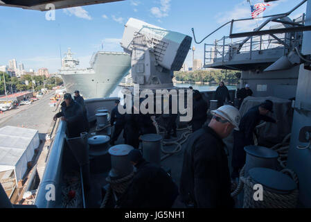 170703-N-NB544-015 SYDNEY (3. Juli 2017) Segler hieven Liegeplatz Linien auf die Pfauentaube amphibischer Angriff Schiff USS Bonhomme Richard (LHD-6), als das Schiff fährt von Sydney nach einem viertägigen Hafen-Besuch und zur Teilnahme an Talisman Saber 2017 bereitet. Talisman Saber ist eine Biennale US-australischen bilaterale militärische Übung, die ein Feld Trainingsübung und Stabsrahmenübung, Interoperabilität und Antwort Kapazitäten verpflichtet die Grundsätze der US-australischen Allianz verbindet. (Foto: U.S. Navy Mass Communication Specialist 2. Klasse Kyle Carlstrom/freigegeben) Stockfoto