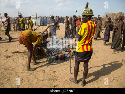 Stammes-Leute kochen eine Cowduring der stolzen Ochse Zeremonie in den Dassanech Stamm, Turkana County, Omorate, Äthiopien Stockfoto