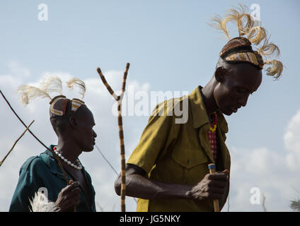 Stamm Krieger während der Zeremonie stolz Ochsen in den Dassanech Stamm, Turkana County, Omorate, Äthiopien Stockfoto