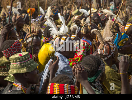 Stamm Krieger während der Zeremonie stolz Ochsen in den Dassanech Stamm, die darauf warten, das Kuh-Fleisch, Turkana County, Omorate, Äthiopien teilen Stockfoto