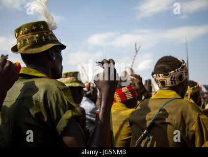 Stamm Krieger während der Zeremonie stolz Ochsen in den Dassanech Stamm, die darauf warten, das Kuh-Fleisch, Turkana County, Omorate, Äthiopien teilen Stockfoto