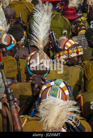 Stamm Krieger während der Zeremonie stolz Ochsen in den Dassanech Stamm, die darauf warten, das Kuh-Fleisch, Turkana County, Omorate, Äthiopien teilen Stockfoto