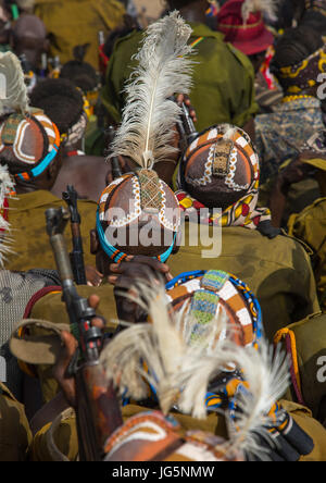 Stamm Krieger während der Zeremonie stolz Ochsen in den Dassanech Stamm, die darauf warten, das Kuh-Fleisch, Turkana County, Omorate, Äthiopien teilen Stockfoto