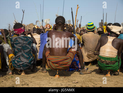 Stamm Krieger während der Zeremonie stolz Ochsen in den Dassanech Stamm, die darauf warten, das Kuh-Fleisch, Turkana County, Omorate, Äthiopien teilen Stockfoto