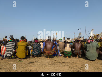 Stamm Krieger während der Zeremonie stolz Ochsen in den Dassanech Stamm, die darauf warten, das Kuh-Fleisch, Turkana County, Omorate, Äthiopien teilen Stockfoto