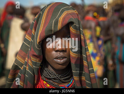 Junge Frau während der Zeremonie stolz Ochsen in Dassanech Stamm, Turkana County, Omorate, Äthiopien Stockfoto