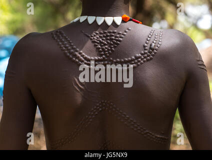 Sudanesische Toposa Stamm Frau Flüchtling mit Scarifications auf ihrem Körper, Omo-Tal, Kangate, Äthiopien Stockfoto