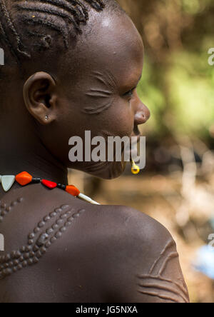 Sudanesische Toposa Stamm Frau Flüchtling mit Scarifications auf ihrem Körper, Omo-Tal, Kangate, Äthiopien Stockfoto