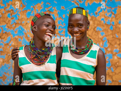 Hamer Stamm junge Frauen lachen, Omo-Tal, Dimeka, Äthiopien Stockfoto
