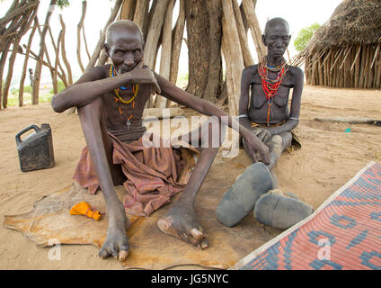 Podo und Moko aus Karo-Stamm, die zehn Mingis Kinder töten musste, hatten sie vor ihrer Hochzeit, Omo-Tal, Korcho, Äthiopien Stockfoto