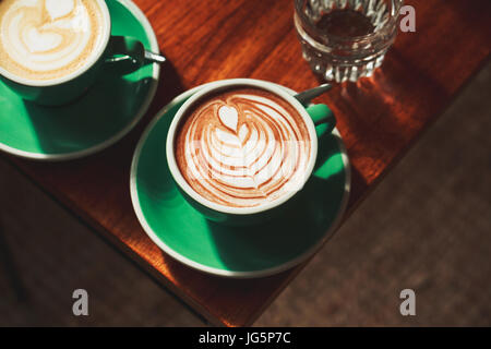 Tasse Cappuccino mit Latte art Stockfoto