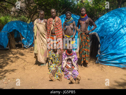 Sudanesische Toposa Stamm Frauen Flüchtlinge in ihre Lager, Omo-Tal, Kangate, Äthiopien Stockfoto